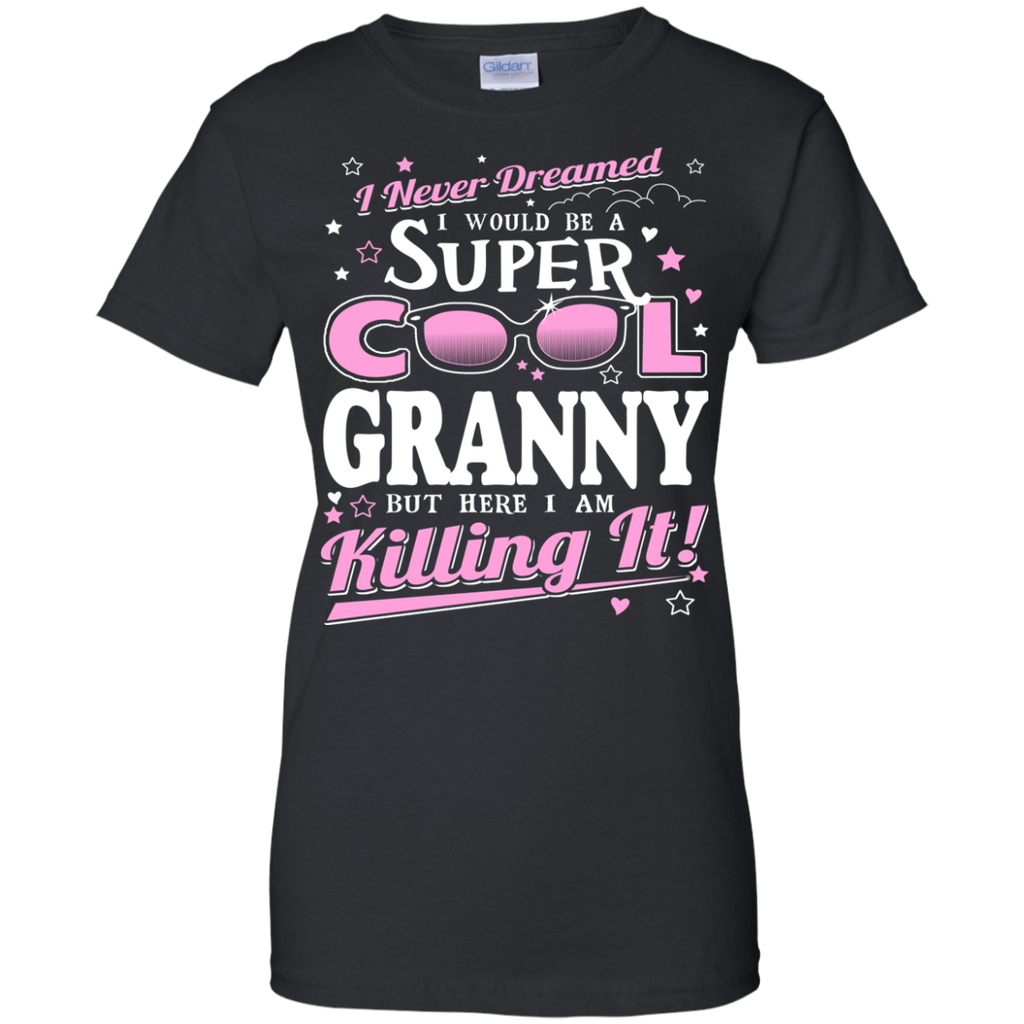 i never dreamed i would be a super cool granny but here i am killing it T-Shirt